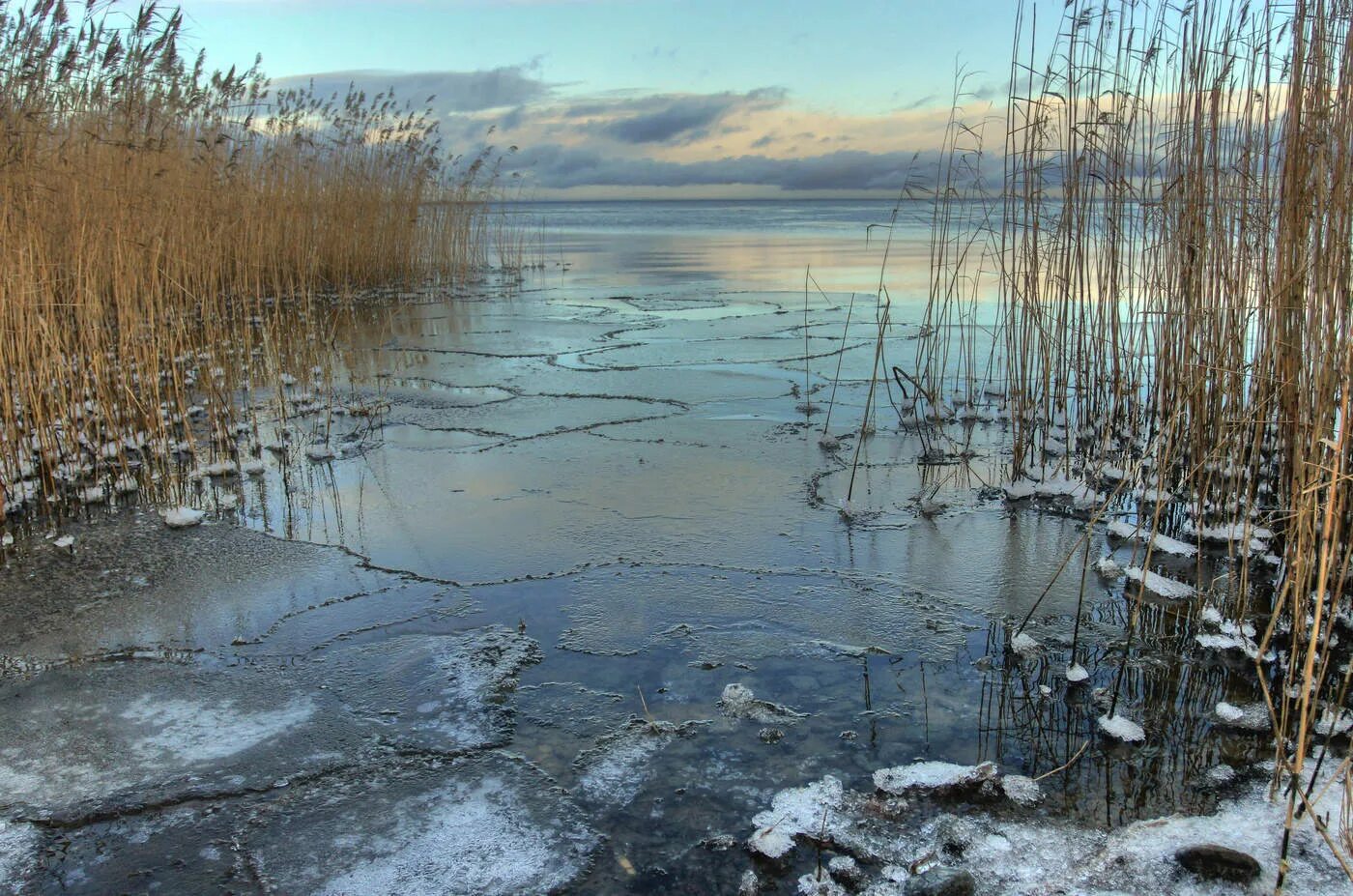 Первый лед. Замерзший водоем. Ледостав на Озерах. Водоем покрытый льдом. Вода в реке замерзла