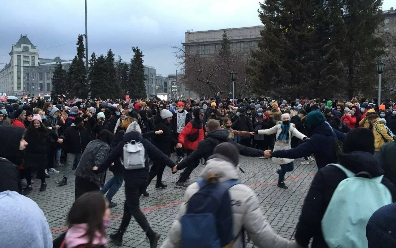 21 Апреля митинг. Хоровод на митинге. Митинги в России 21. Митинг новогодний. Как проходит прощание с навальным