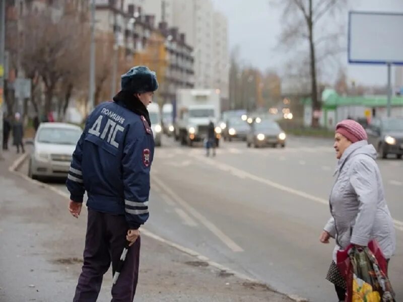 Нарушение правил дорожного движения. Нарушение ПДД пешеходом. Пешеход нарушает ПДД. Пешеход в неположенном месте. Штраф за неположенный переход дороги