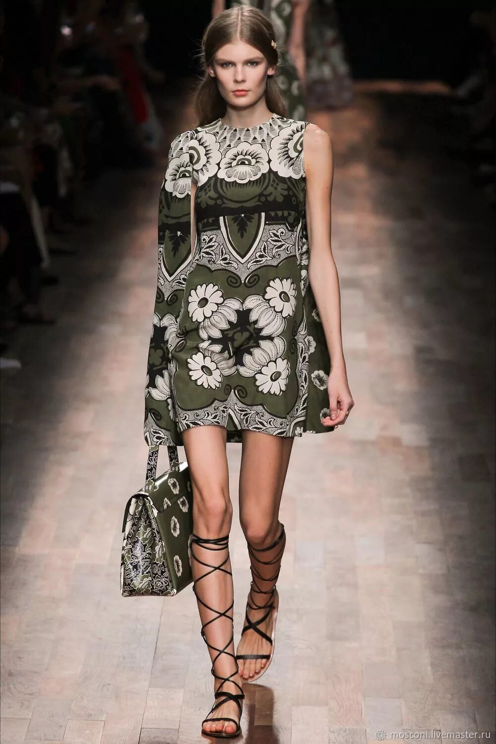 Valentino платье 2016. Валентино гаравани одежда женская. Valentino 2010. Модели valentino. Модный дом валентино 2014 года.