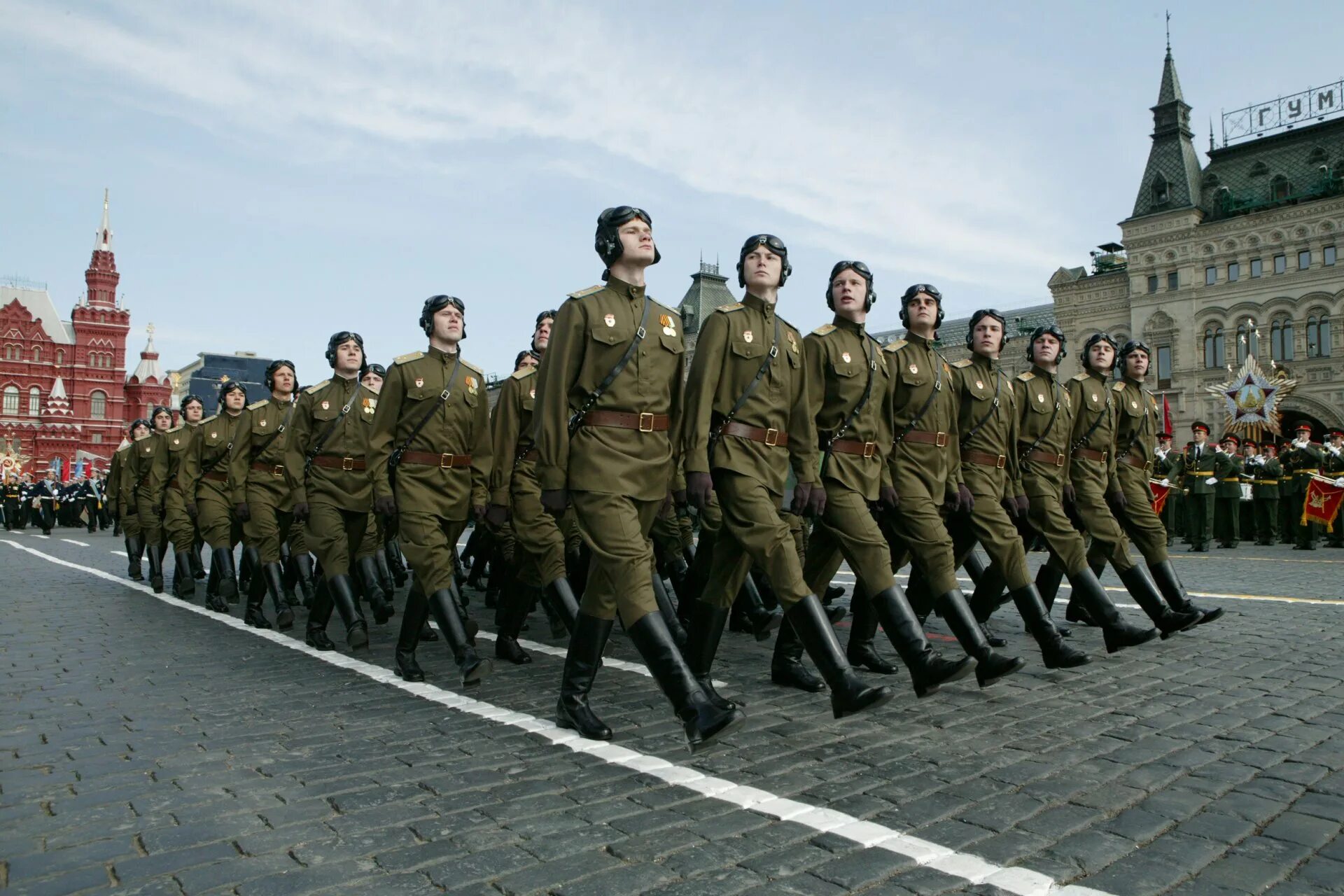 Военно способный. Марширующие солдаты на красной площади 9 мая. Солдаты маршируют в России на 9 мая. Парад Победы. Солдаты на параде.