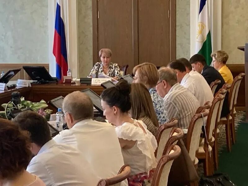 Колесникова елена владимировна судья. Глава администрации ярцевского района  ярцево смоленской области. Сайт администрации ярцевского района. 1 зам главы администрации советского р-на уфы. Поднятие флага в школе.