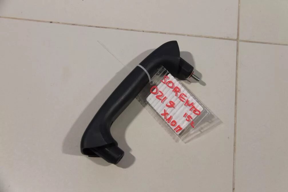 ручка соренто. ручка внутренняя багажника sorento 2008 номер. ручка крышки багажника внутренняя киа соренто 2009-2012. 83650-2e000. ручка двери наружная левая передняя kia sorento прайм 2018.