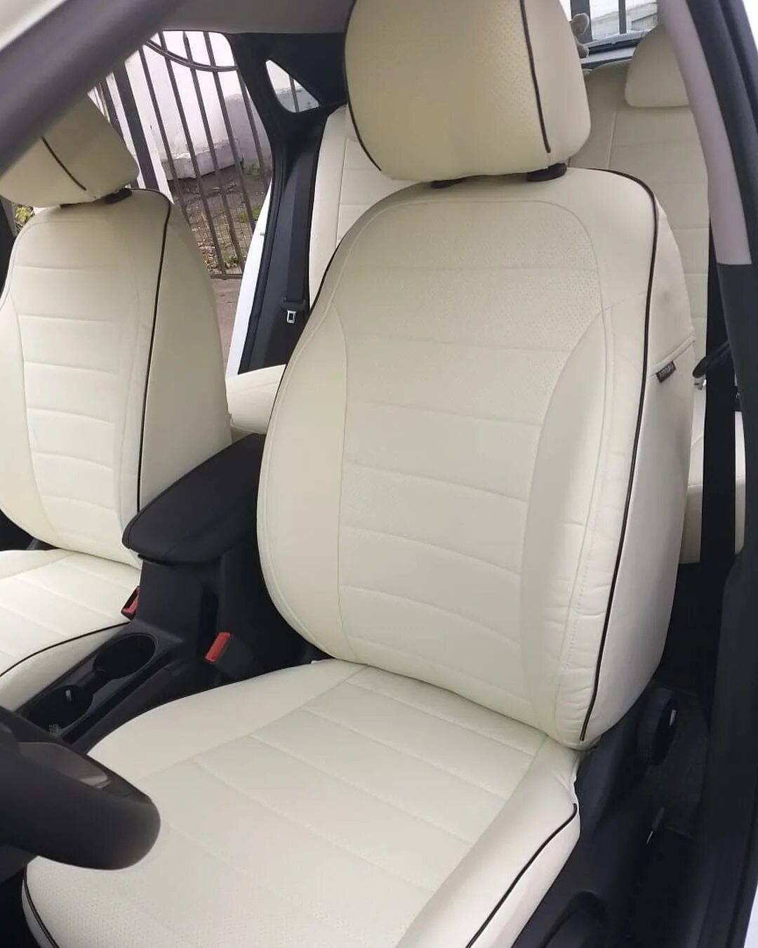 Чехлы экокожа солярис. Автопилот чехлы ромб черные белые. Автопилот чехлы белые белые. Автопилот чехлы ромб черные белые. Модельные авточехлы.