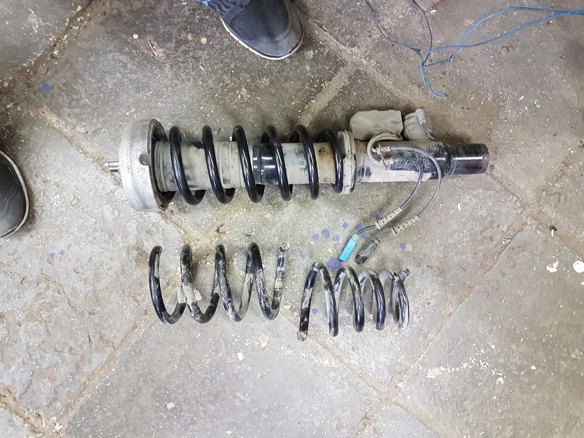 Задние пружины bmw f01. Задняя пружина бмв x5 e70 рест. Пружины х5 е70. Пружины bmw e60 задние. Задние пружины бмв е46.