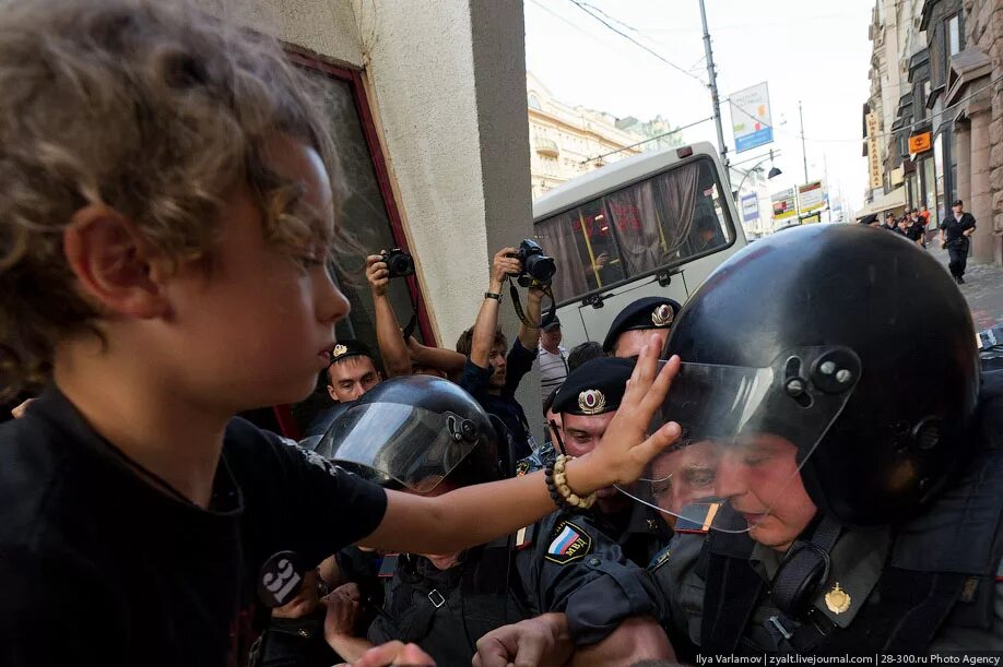 Бьют по каске