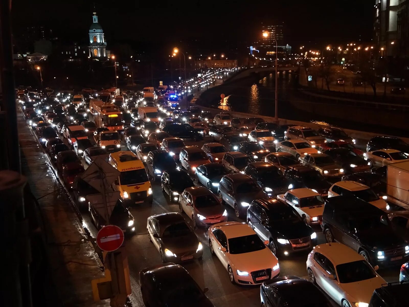 Пробка на ленинском спб. Пробка машин. Автомобили в пробке. Московские пробки. Много автомобилей.