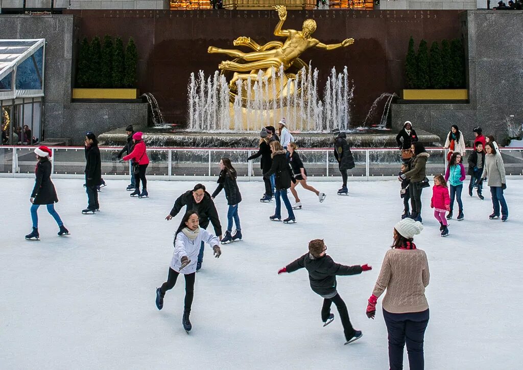 В каком городе каток. Каток. Зима каток. Каток коньки. Люди на катке.