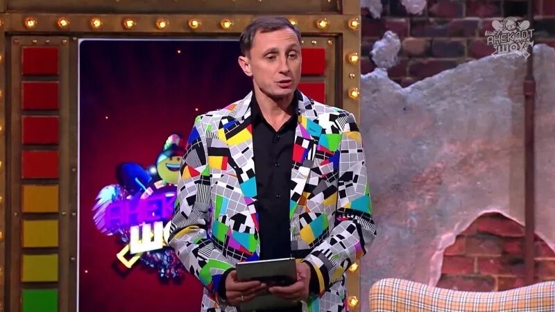 Ограбление в лувре камеди клаб. Comedy club гарик харламов вадим галыгин. Камеди клаб галыгин аверин и кравец. Гарик харламов демис карибидис comedy club 2013. Вадим галыгин камеди клаб.