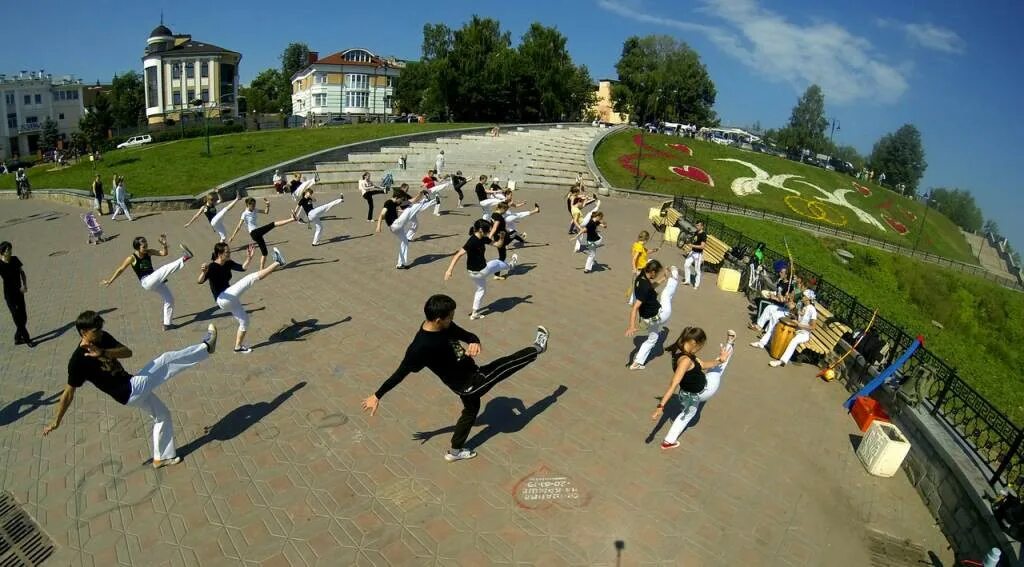 Российский центр капоэйры киров логотип. Капоэйра севастополь. Капоэйра символика. Капоэйра упражнение. Капоэйра киров.