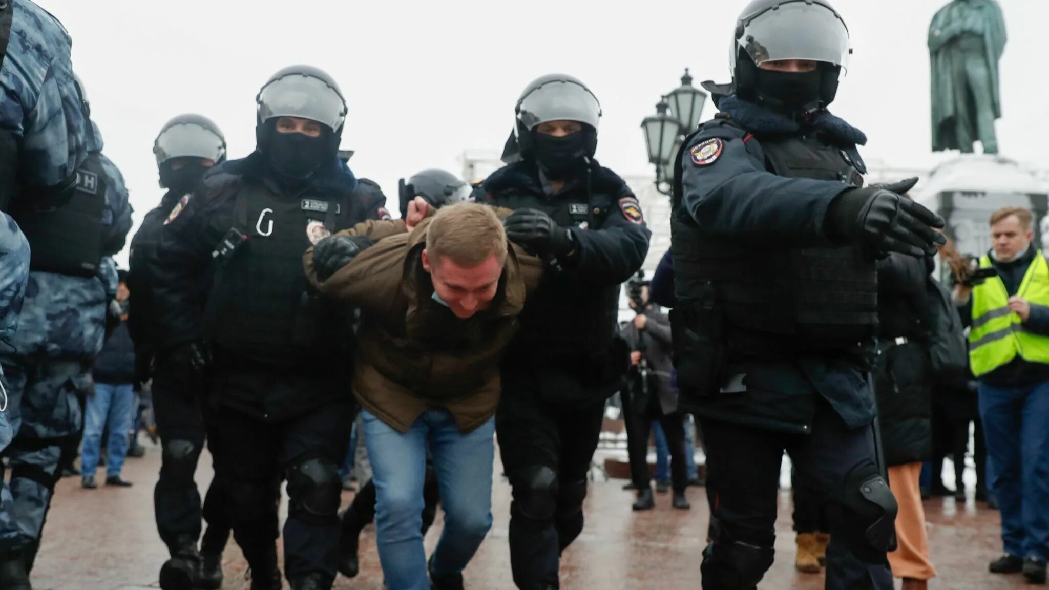 Арест против. Навальновские активисты. Сколько задержано на митинге 23 января. Вс РФ подавление протестов в Казахстане.