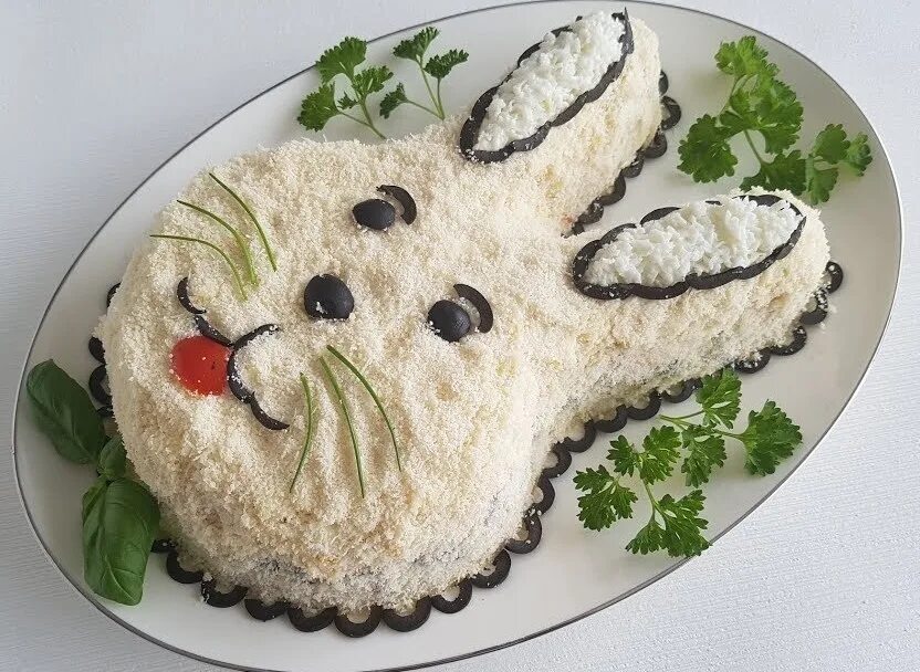 Салат в виде кролика. Салат в форме кролика. Украшение салата в виде зайца. Украшение салатов на НГ кролика. 2023 украсить
