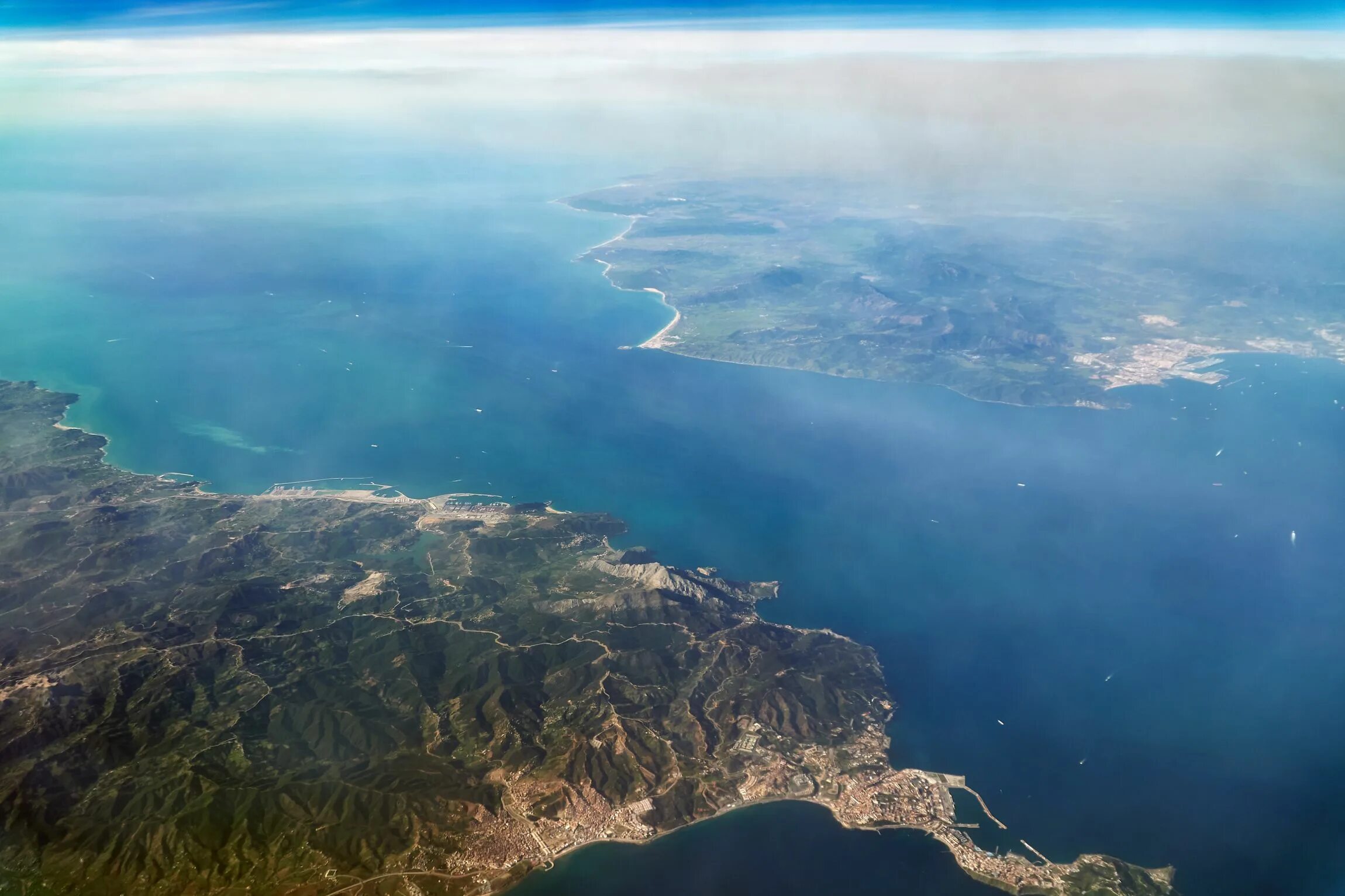 Проливы соединяющие атлантический океан. Гибралтарский пролив и Средиземное море. Гибралтарский пролив. Атлантический океан пролив Гибралтар. Гибралтарский пролив из космоса.