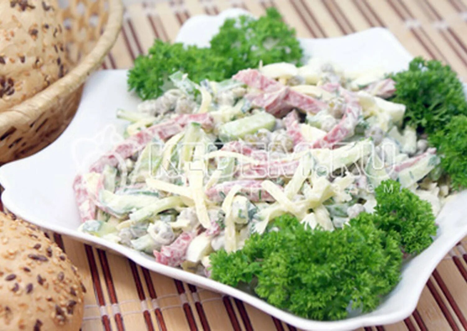 Салат из бюджетных продуктов. Салатик на скорую руку. салаты на скорую руку. простые салаты на скорую руку. салаты на скорую руку вкусные и простые.