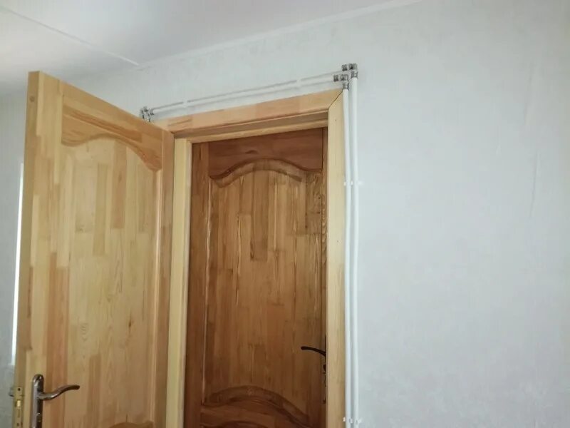 Трубы над дверью. Проводка в дверном проеме. Газовая труба под потолком. Короб для газовой трубы в коридоре. Трубы под потолком в квартире.