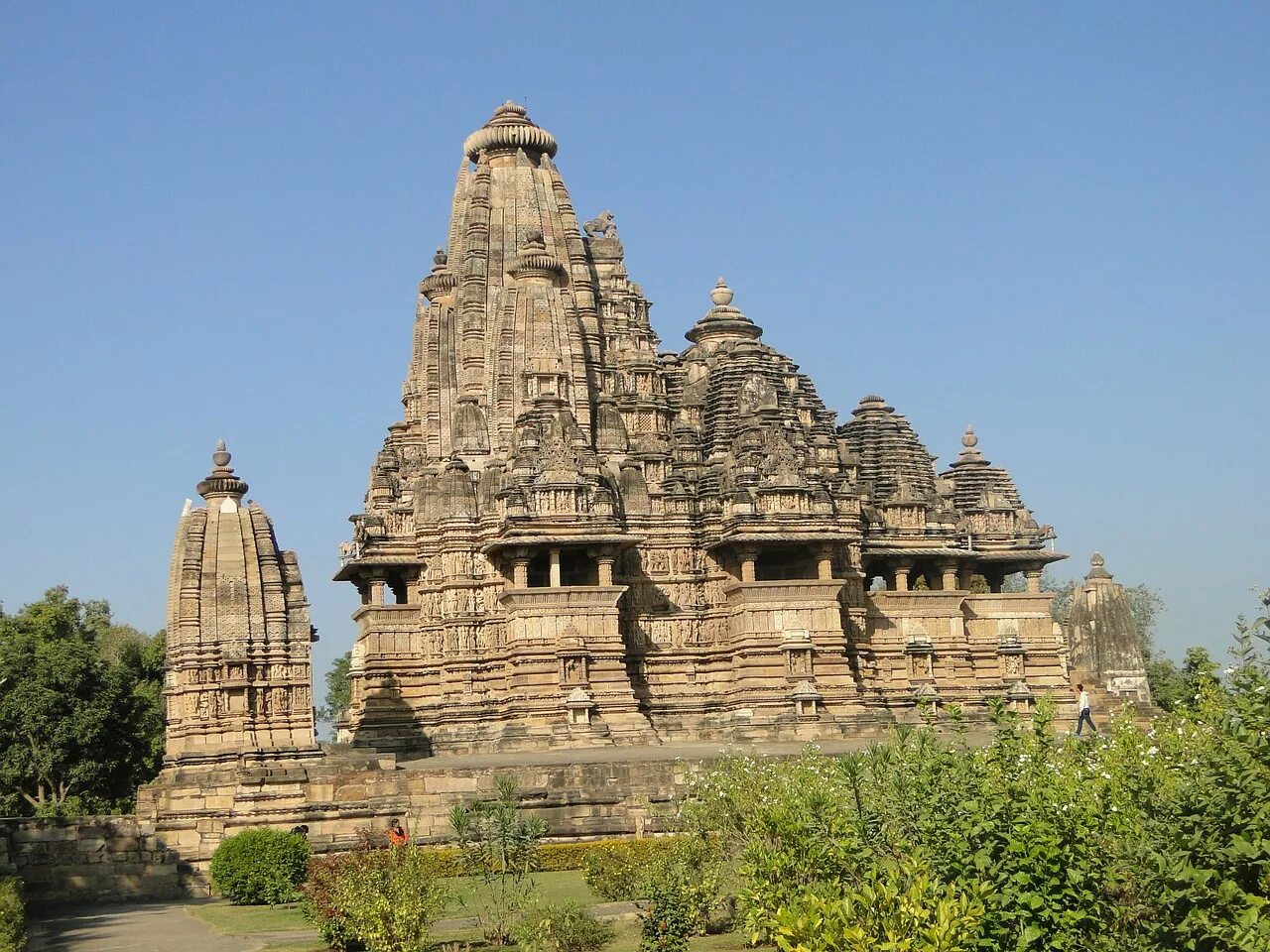 Couroupita guianensis. шива натараджа на подставке. шива в сиддхартха. ганеша атхарва ширша. богини индуизм деревянные фигуры бали.