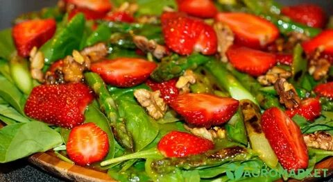 Салат с клубникой