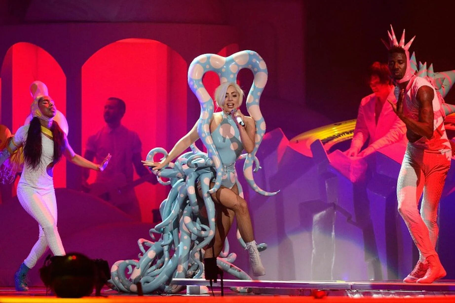 Леди Гага шоу. Lady Gaga ARTRAVE. Сценические костюмы леди Гага. Леди Гага концертные костюмы.