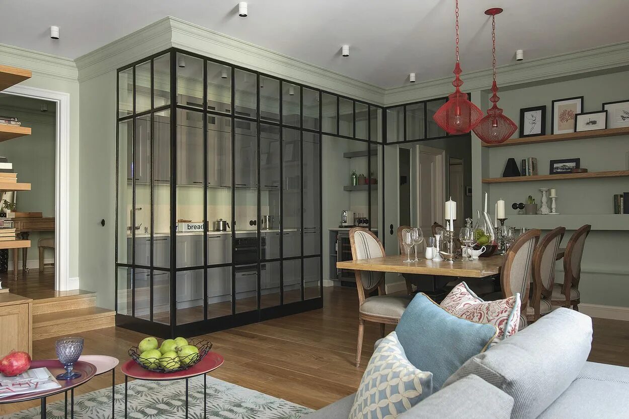 красивые интерьеры квартир. лофт перегородки. раздвижные перегородки для зонирования кухни и гостиной. стеклянная стена в гостиной. стеклянная перегородка между кухней и гостиной.