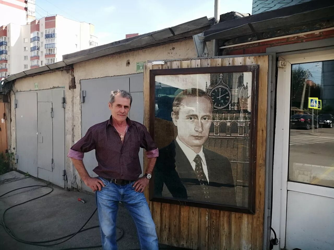 Висит портрет. Портрет Путина на стене. Портрет Путина висит. Повесить портрет Путина. Портрет Путина вешают в кабинете.