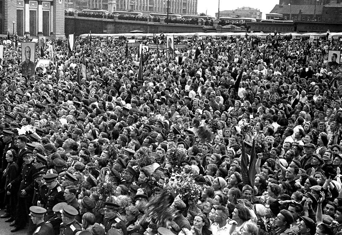 9 мая 1945 в москве. Белорусский вокзал 9 мая 1945. встреча победителей на белорусском вокзале 1945 год. эшелон победы 1945. поезд победы 1945 белорусский вокзал.