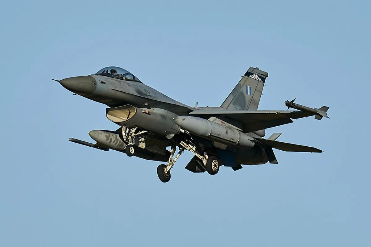 Миг-29. Американские истребители. F16 истребитель. F-16 сша. Американский истребитель f-16.