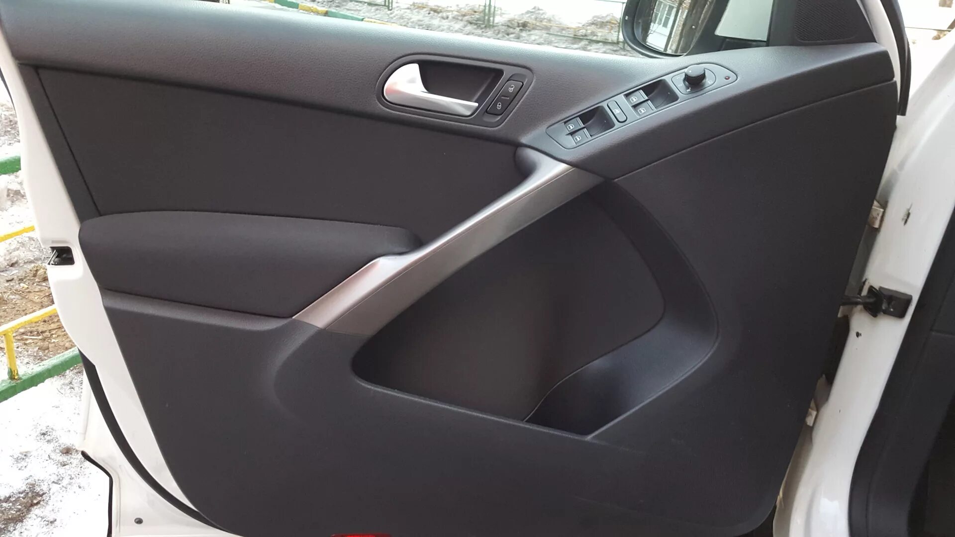 Дверные карты тигуан 1. Дверные карты тигуан 2. Кожаная обшивка дверей tiguan 2. Глянцевая вставка обшивки двери тигуан 2. Дверные карты на тигуан 1.