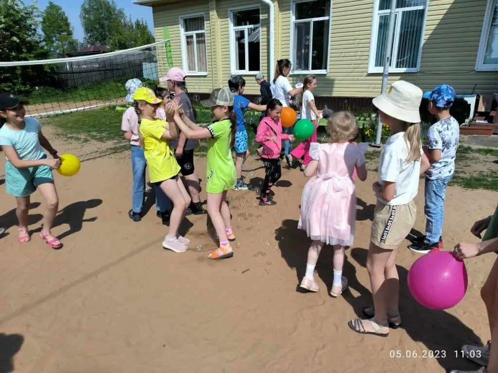 детский оздоровительный лагерь дневного пребывания. летний лагерь для детей. летний детский лагерь дневного пребывания. дети в школьном лагере. летний пришкольный оздоровительный лагерь.