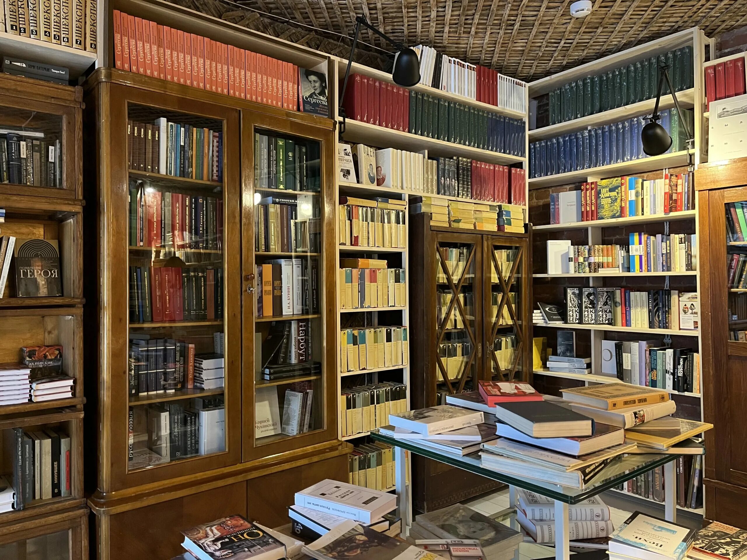 Самый большой книжный магазин в санкт петербурге. Даль книжный магазин СПБ. Магазин музея Бродского. Книжный магазин Питер. Как выглядит книжный магазин.