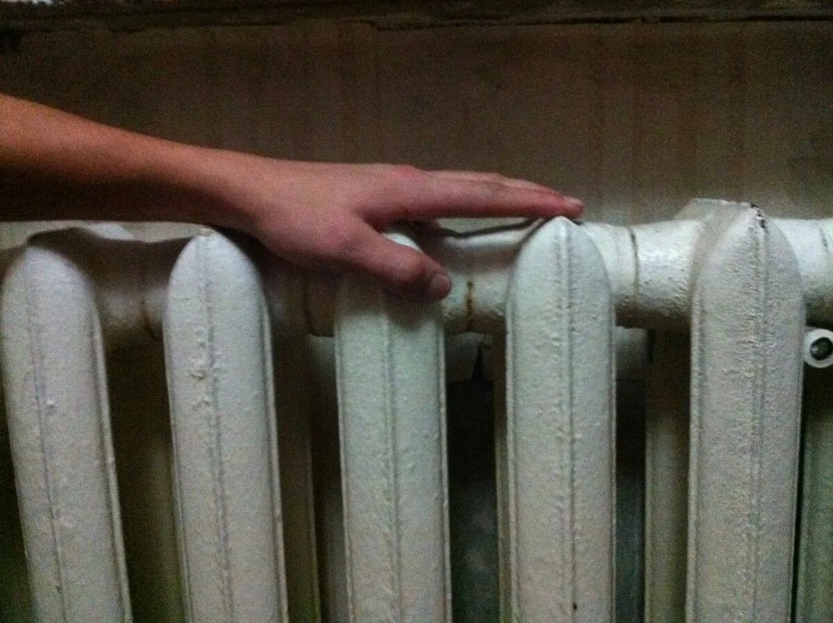 Батареи отопления. Радиатор отопления сверху. Охлаждает батарею. Нет отопления в квартире. Холодные батареи.