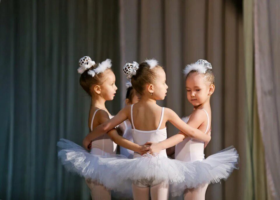 Танец маленьких. Детский балет. Балет для малышей. Балетная школа для детей. Балетные танцы для малышей.