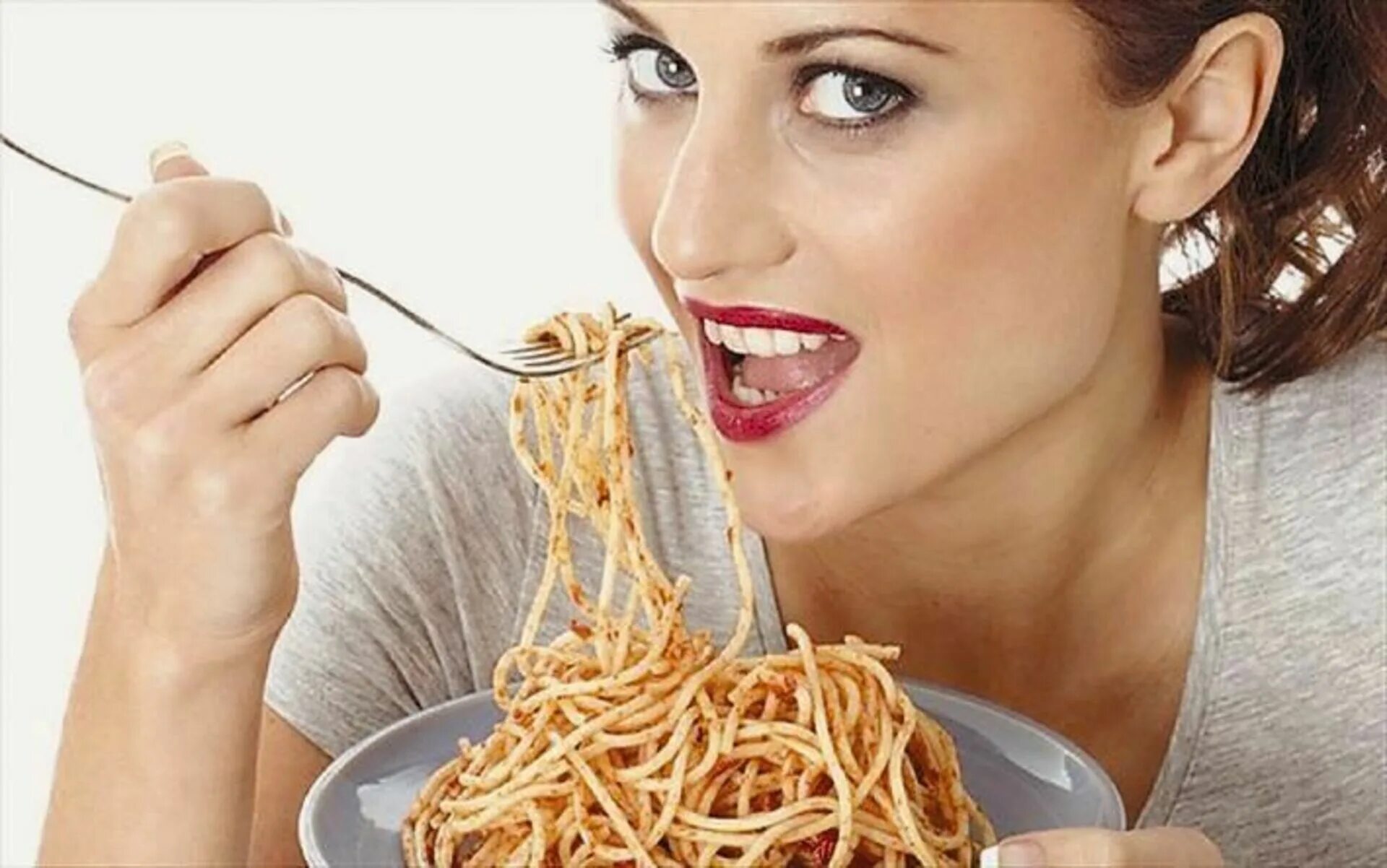 Найди лапшу. Женщина ест спагетти. Человек ест макароны. Человек ест спагетти. Девушка ест лапшу.