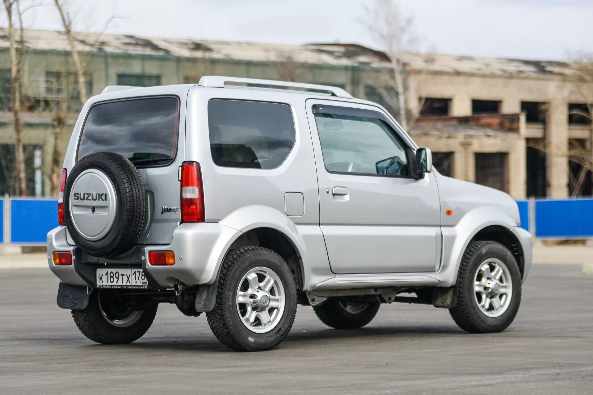 Купить сузуки трехдверный. Suzuki Jimny 1. Сузуки Джимни 3. Сузуки Джимни 2006. Сузуки Джимни 0.7.