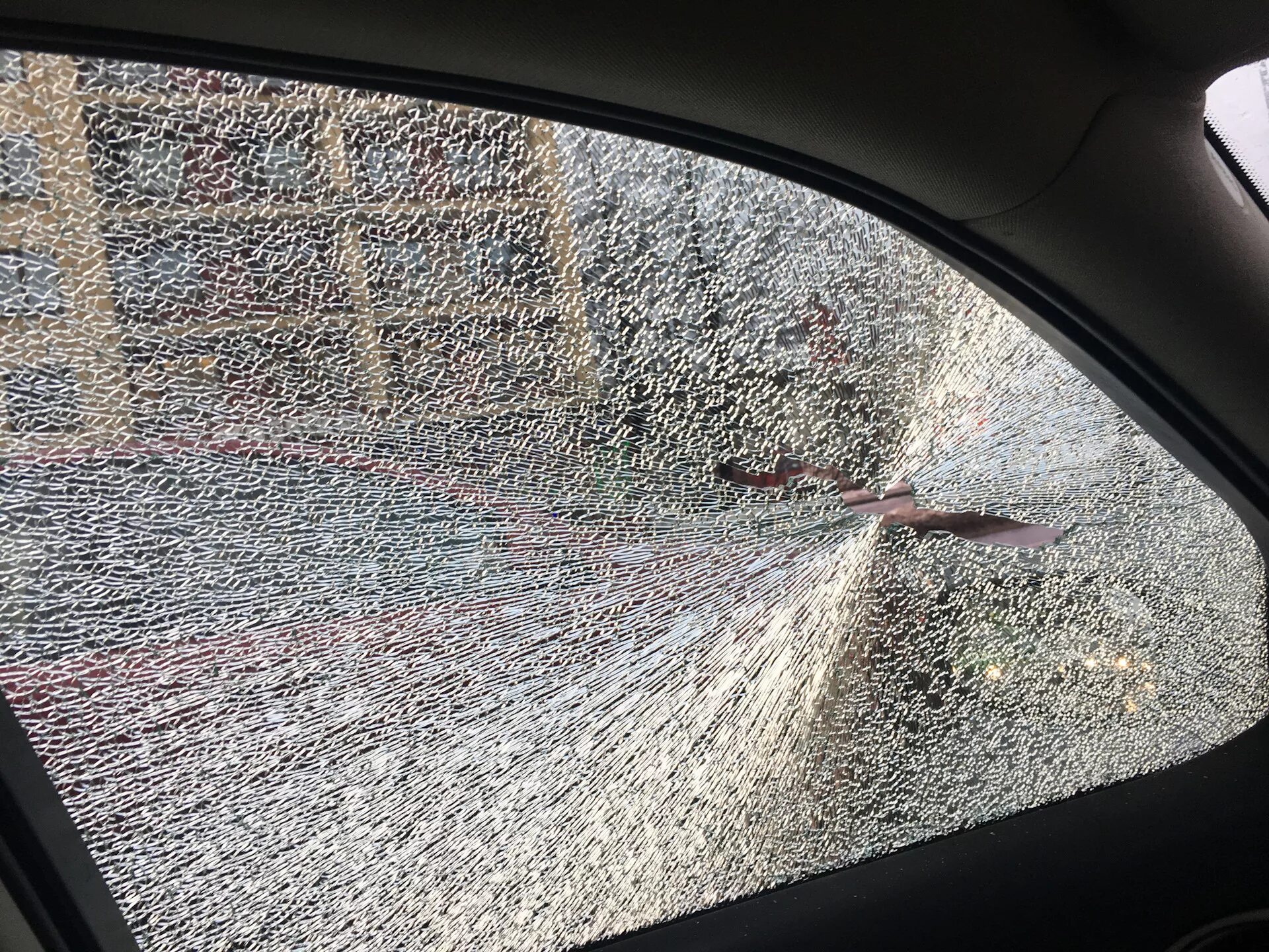 Разбили машину камнем. Разбитое стекло автомобиля. Разбитые стекла в машине. Автомобильное стекло. Камень в стекло автомобиля.
