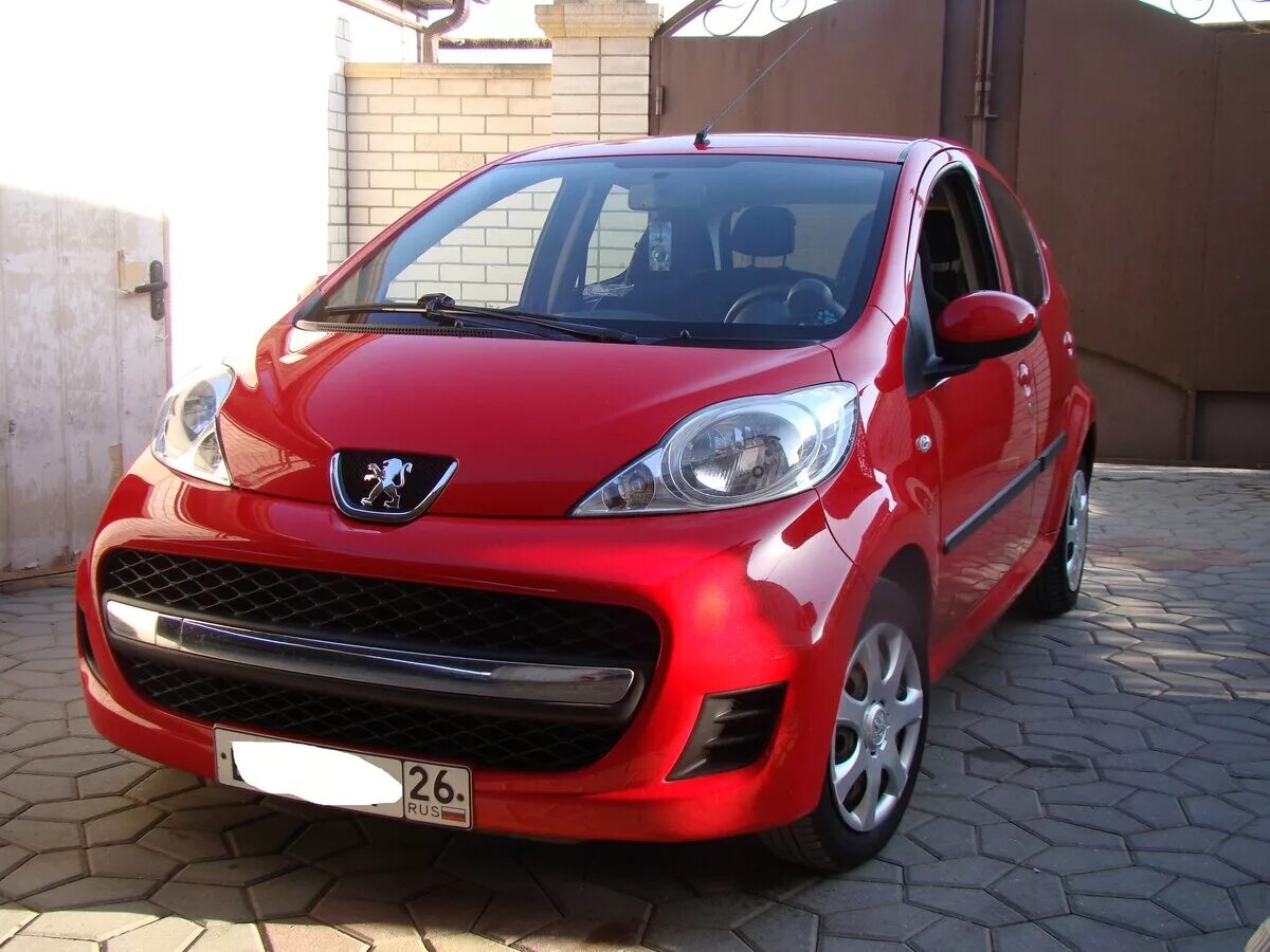 Пежо 107. Пежо 107 2011 года. Пежо 107 красный. Peugeot 107 механика. Купить пежо с пробегом в белоруссии