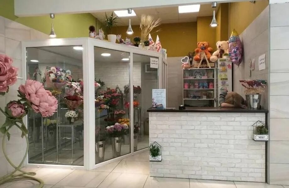 Интерьер цветочного магазина. Интерьер цветочного салона. Салон цветов интерьер. Красивый магазин цветов.