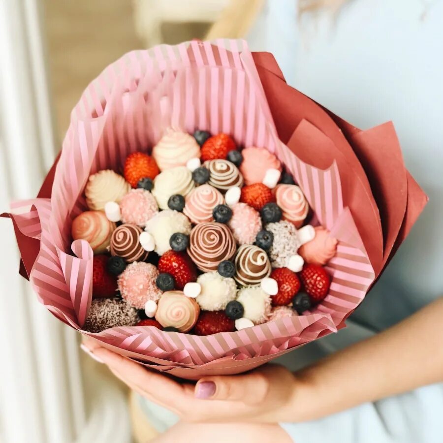 клубника в подарочной коробке. Chocoroom клубника. Chocoroom клубника. Chocoroom клубника в шоколаде. клубника в шоколаде набор.