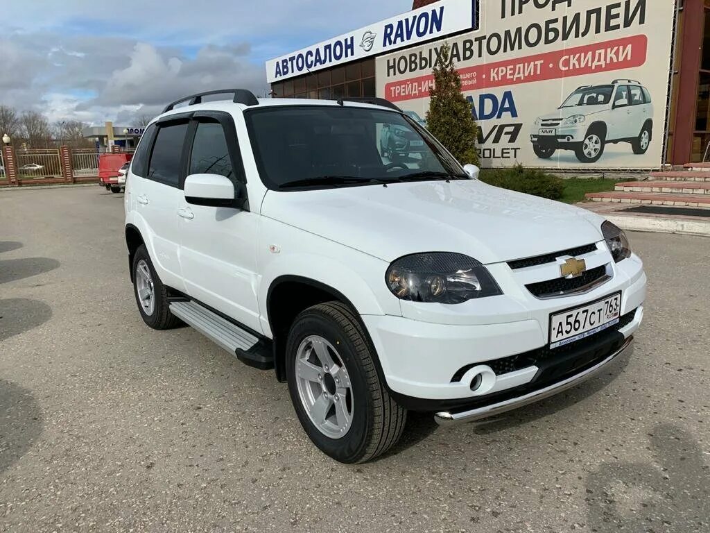 Авторынок нива с пробегом. Шевроле нива белая дорест. нива шевроле белая с черным. белая нива шевроле с черными фарами. chevrolet niva белая с порогами.