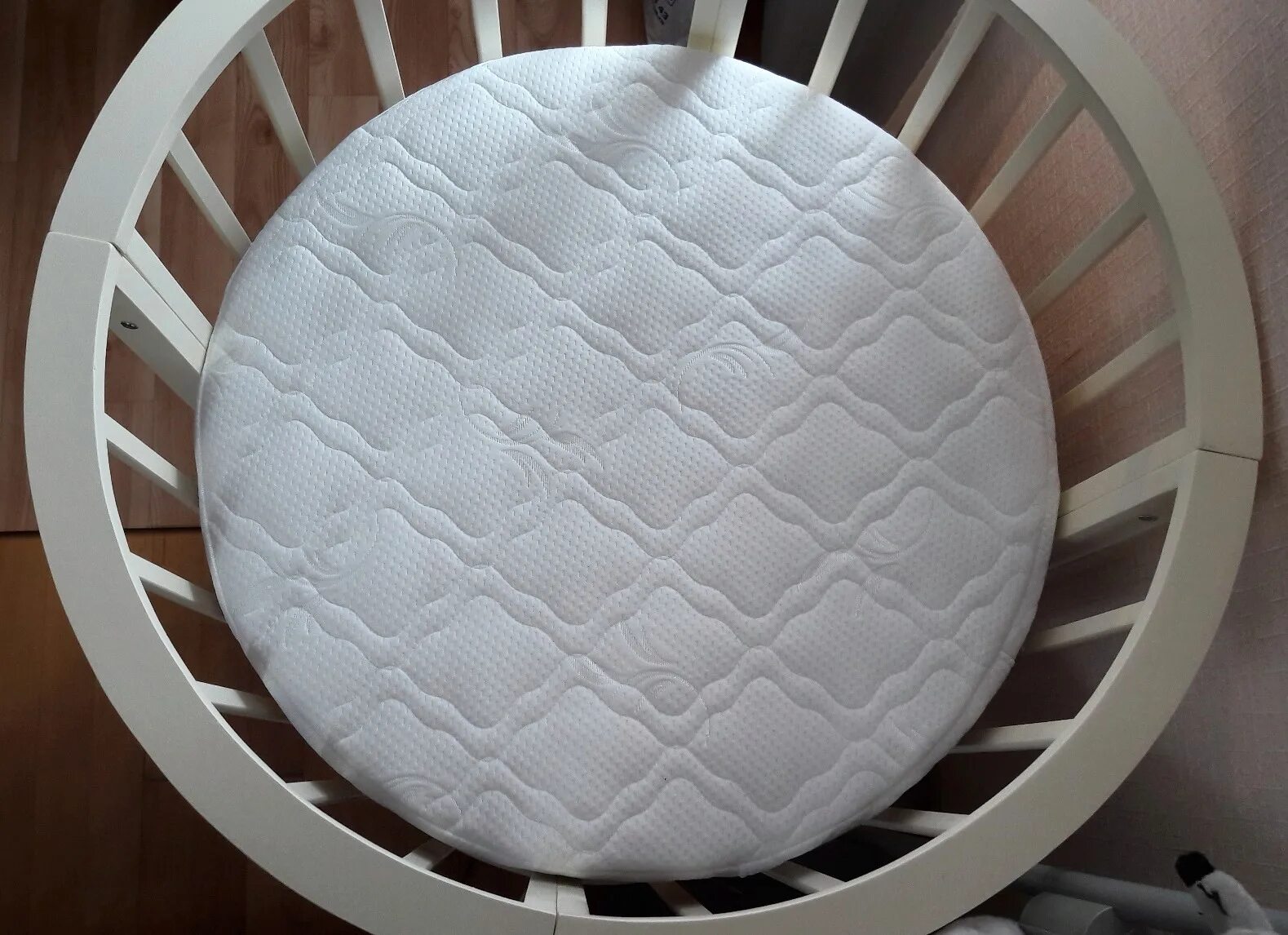 Круглый матрас. Круглый матрас 75х75. круглый матрас ploomababy ova 2. круглый матрас в детскую кроватку. матрас для круглой детской кроватки.