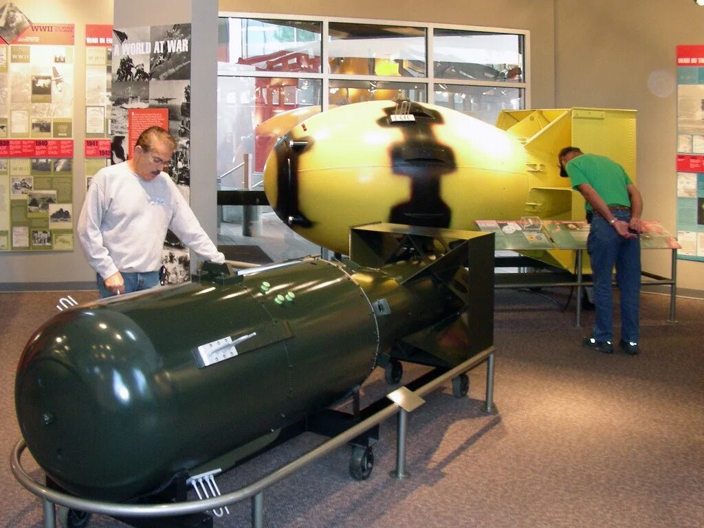 Бомбы с ураном. Атомная урановая бомба "малыш". Атомная бомба fat man. Американская атомная бомба Толстяк. Самая маленькая ядерная бомба в мире.