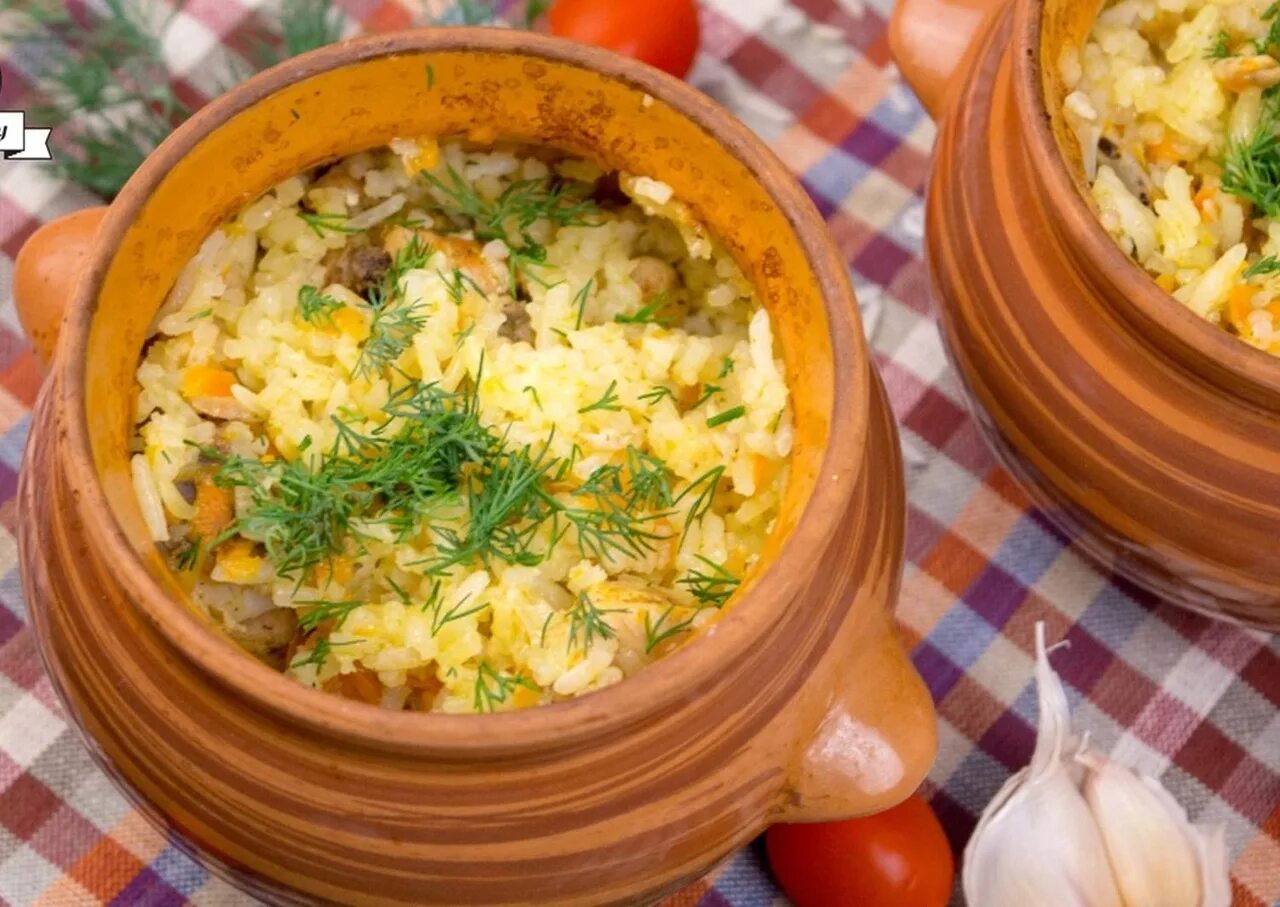Рис в горшочке в духовке рецепт. Рис с мясом в горшочках в духовке. Рис в горшочке в духовке рецепт. Плов в горшочках в духовке. Рис с курицей в горшочке.