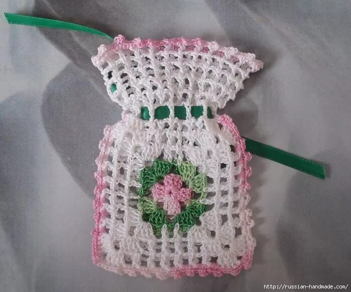 Вязаная сумка мешок. Вязаный мешочек крючком. Маленький мешочек крючком. Талисман мешочек вязаный. Вязание крючком мешочек.