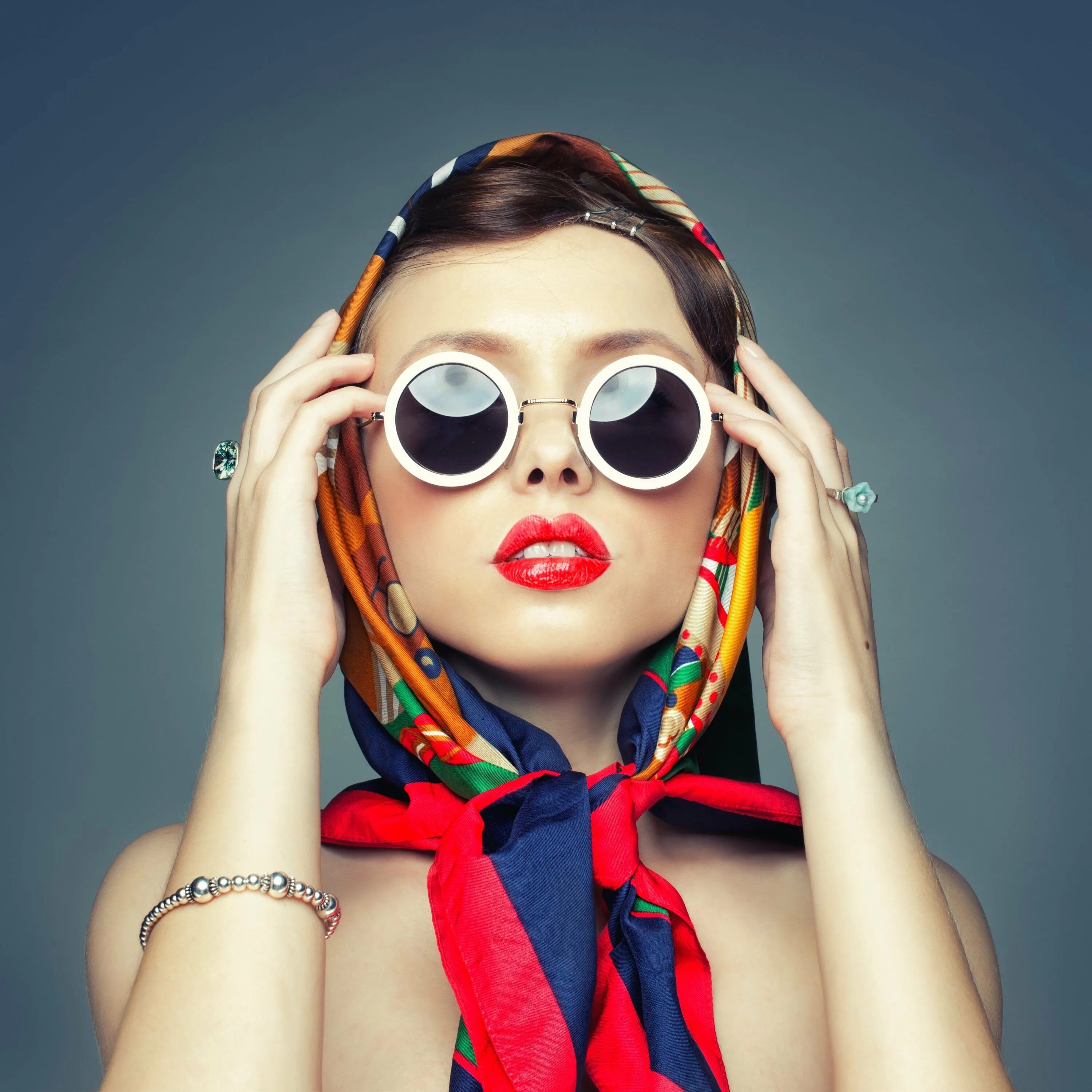 Веселая девушка. Веселая девушка. Миссис гамильтон с веснушками. Смешная женщина в очках. Смешные девушки.