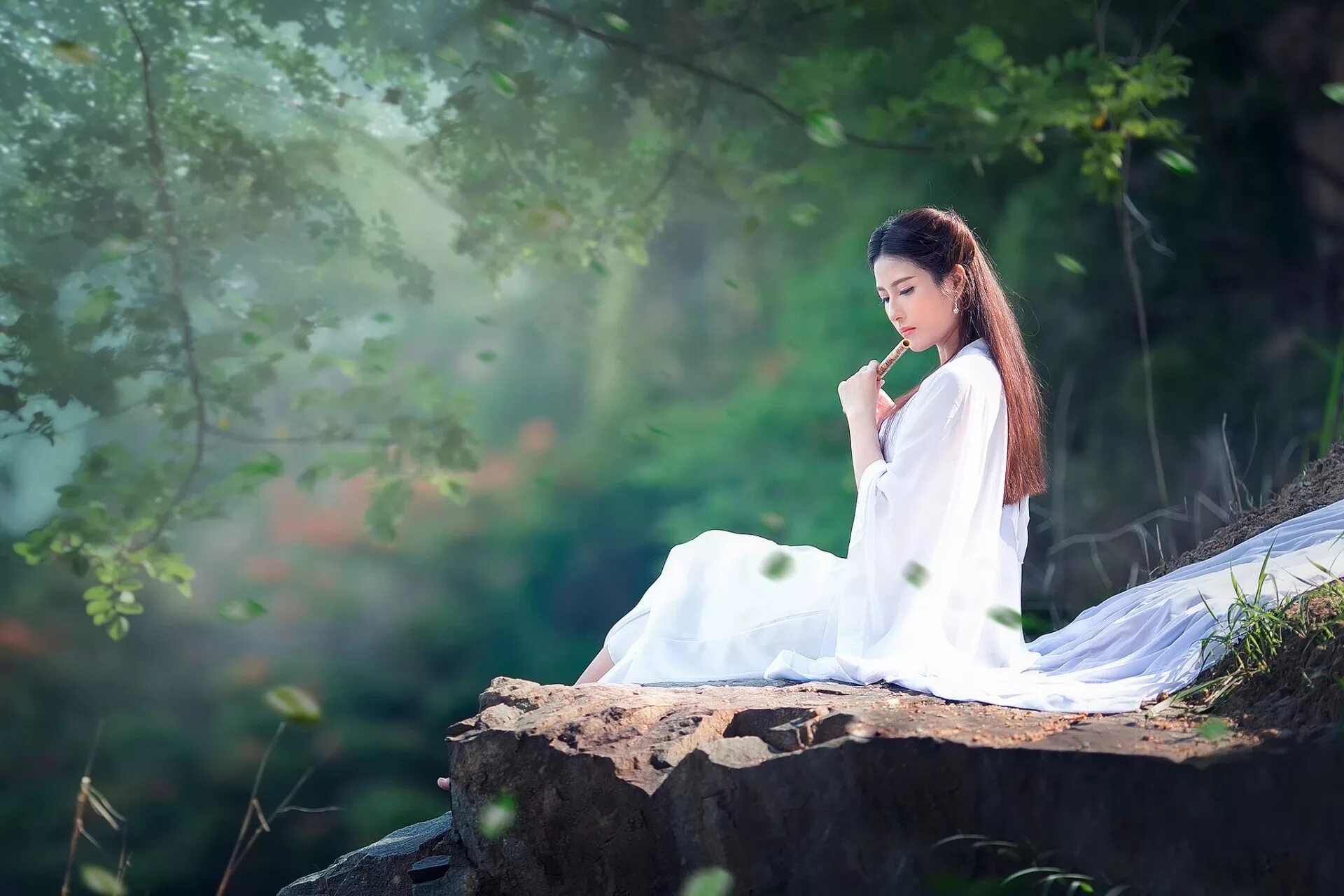 Китайские девушки на природе. Девушка в саду. Девушка с флейтой. Девушка на фоне природы Китая.