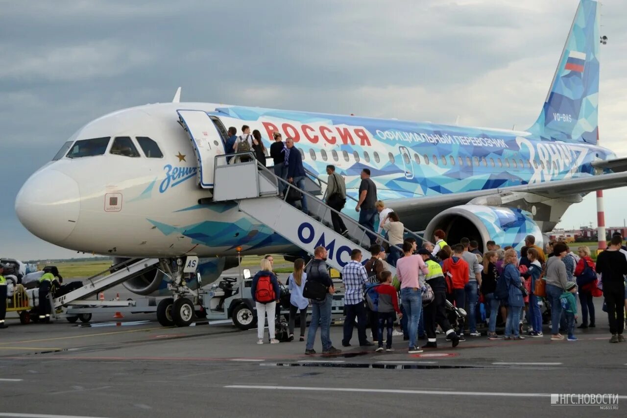 Омск с самолета. Споттеры самолетов. Омский аэропорт самолеты. Споттеры в аэропорту.