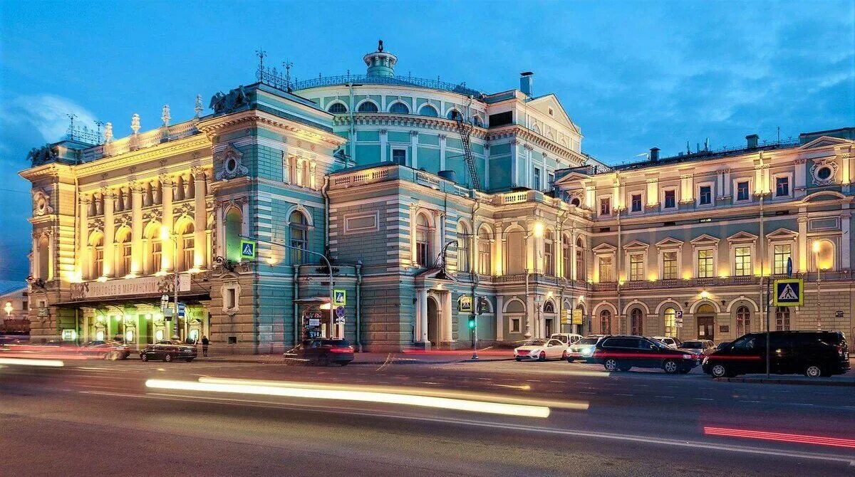 Площадь здания театра