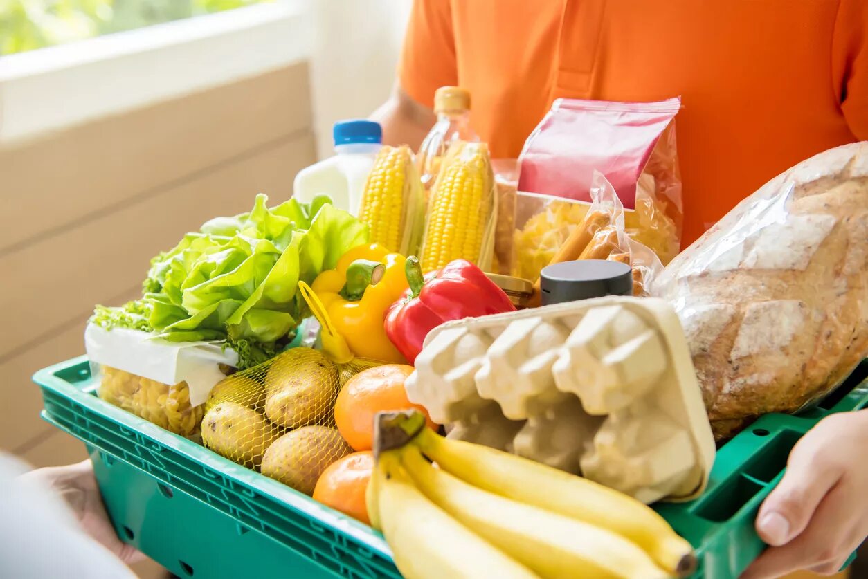 Поставки продуктов питания в магазин. Продовольственные товары. Перевозка продуктов. Корзина продуктов. Продукты из магазина.