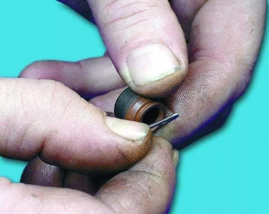 Сальники клапанов ваз 2110 8 клапанов. Замена клапан сальника. Ваз маслосье колпачки маслосъемные 8 клапанный двигатель. Сальник клапанов на чанганs11042. Маслосъемные колпачки ваз 2110.