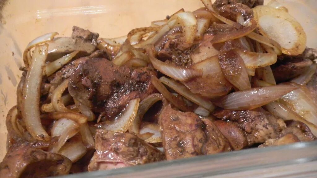 Печень куриная жареная с луком на сковороде. Куриная печень с яблоками и луком на сковороде. Печень цыпленка с луком. Куриная печень с луком. Печень куриная жареная.