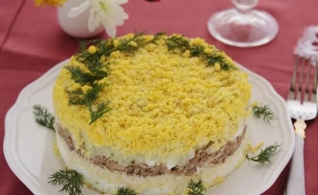 Салат мимоза с рыбными и сливочным маслом